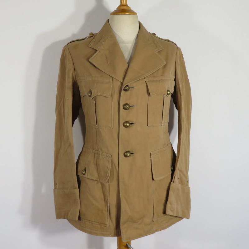 VESTE D'UNIFORME COULEUR SABLE POUR OFFICIER MODELE 1939 ARTILLERIE COLONIALE OU D'AFRIQUE QUASI NEUVE DE STOCK