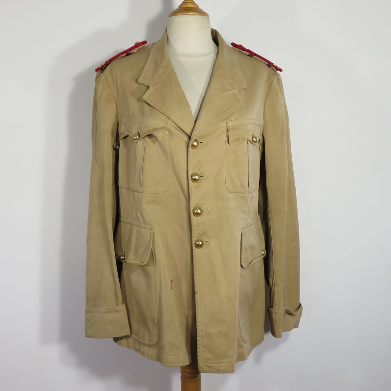 VESTE D'UNIFORME COULEUR SABLE POUR OFFICIER MODELE 1939 SPAHIS TROUPE COLONIALE OU D'AFRIQUE CAVALERIE ANNEES 1950