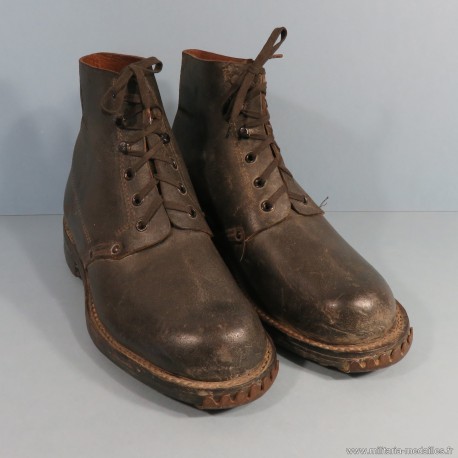 BRODEQUINS CHAUSSURES MILITAIRE EN CUIR NOIR MODELE SOC ARMEE FRANCAISE 1945 INDOCHINE ALGERIE TAILLE 40 CLOUTAGE ALPIN