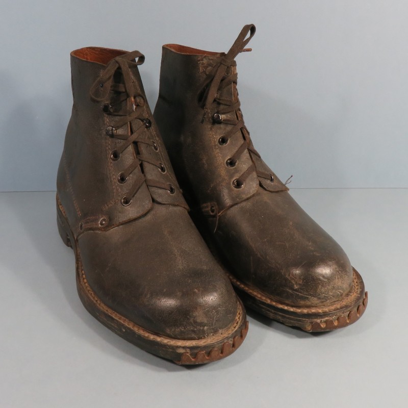 BRODEQUINS CHAUSSURES MILITAIRE EN CUIR NOIR MODELE SOC ARMEE FRANCAISE 1945 INDOCHINE ALGERIE TAILLE 40 CLOUTAGE ALPIN