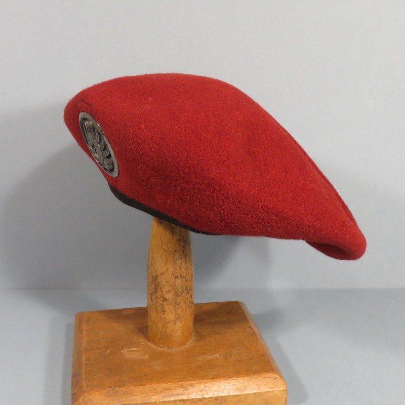 BERET ROUGE PARACHUTISTES TAILLE 54 FABRICATION ANNEES 1980 MODELE F1 1989 INSIGNE DRAGO NOISIEL