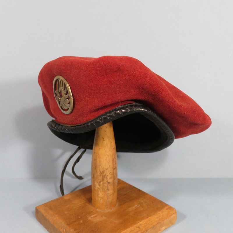 BERET ROUGE PARACHUTISTES TAP MODELE 1953 DATE 1969 TAILLE 56 INSIGNE DRAGO PARIS ROMAINVILLE