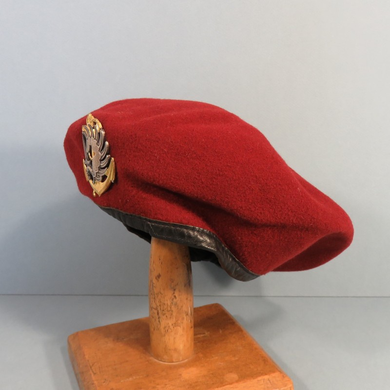 BERET ROUGE AMARANTE PARACHUTISTES DES TROUPES DE MARINE TAILLE 56 FABRICATION ANNEES 1982 INSIGNE DRAGO PARIS