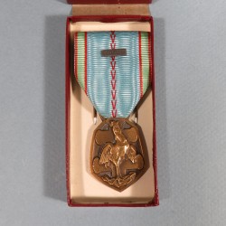 MEDAILLE COMMEMORATIVE GUERRE 1939-1945 ARMEE DE LIBERATION AVEC BARRETTE FRANCE EN BOITE CARTON