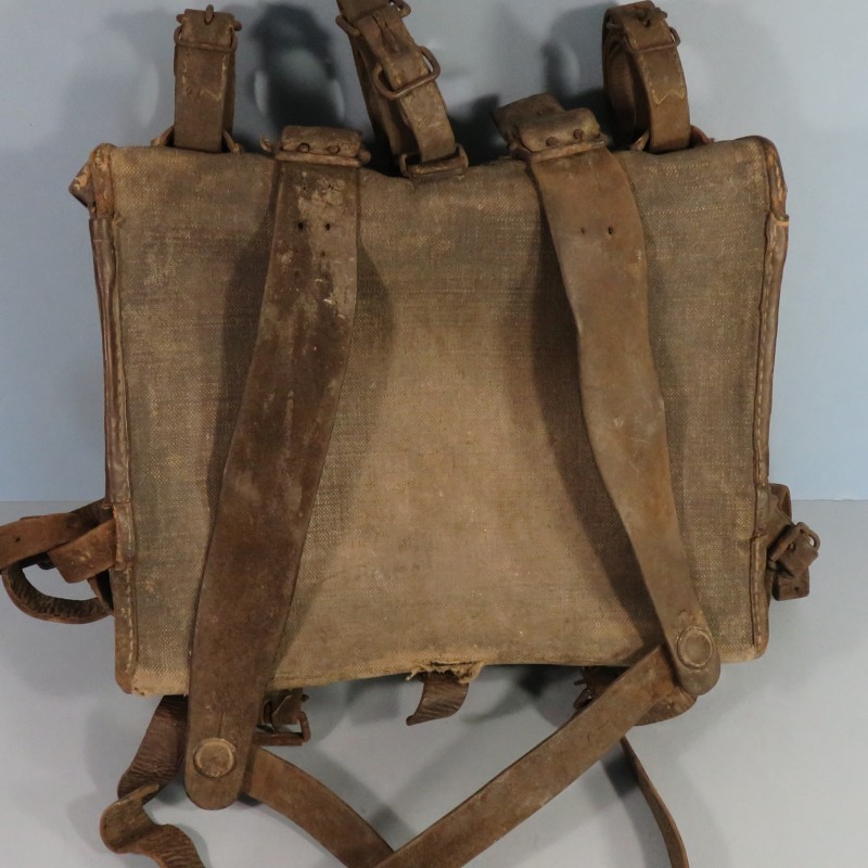 EQUIPEMENT DES POILUS SAC A DOS AS DE CARREAU MODELE 1893 1915 HAVRESAC DE COULEUR NOIR AVEC SES 5 SANGLES ET COURROIES