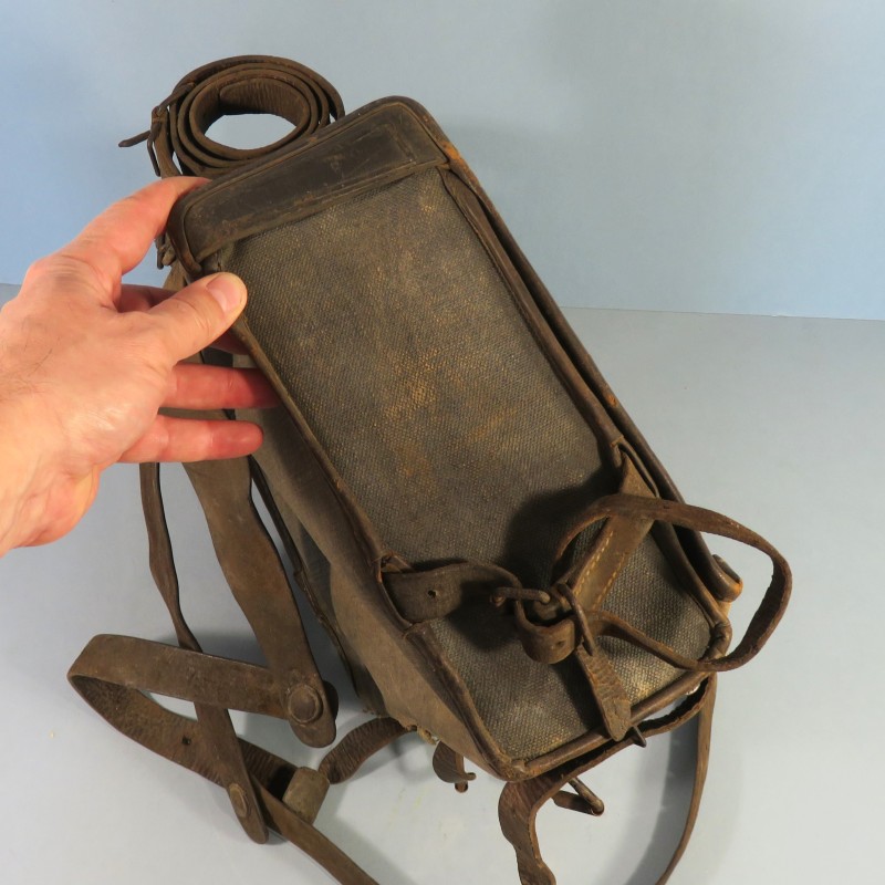 EQUIPEMENT DES POILUS SAC A DOS AS DE CARREAU MODELE 1893 1915 HAVRESAC DE COULEUR NOIR AVEC SES 5 SANGLES ET COURROIES