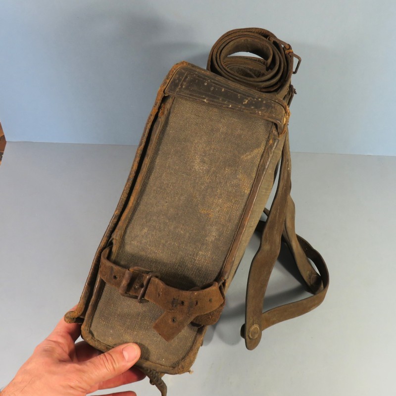 EQUIPEMENT DES POILUS SAC A DOS AS DE CARREAU MODELE 1893 1915 HAVRESAC DE COULEUR NOIR AVEC SES 5 SANGLES ET COURROIES