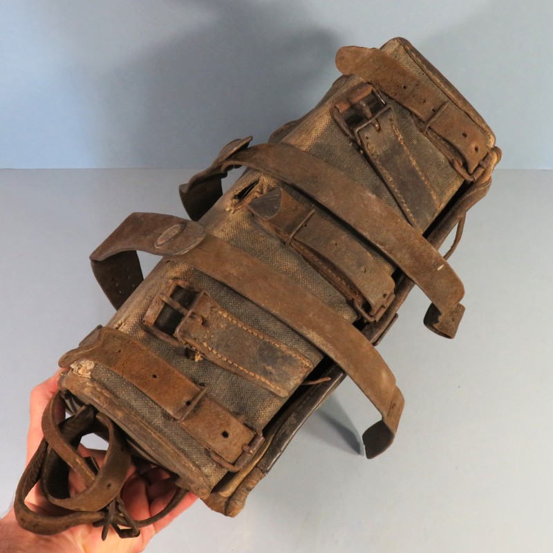 EQUIPEMENT DES POILUS SAC A DOS AS DE CARREAU MODELE 1893 1915 HAVRESAC DE COULEUR NOIR AVEC SES 5 SANGLES ET COURROIES