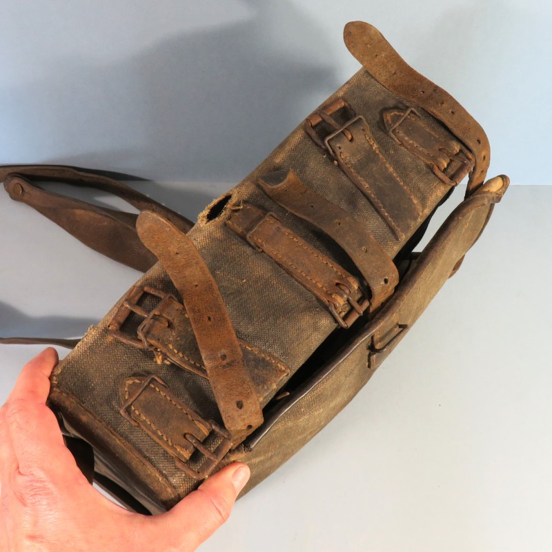 EQUIPEMENT DES POILUS SAC A DOS AS DE CARREAU MODELE 1893 1915 HAVRESAC DE COULEUR NOIR AVEC SES 5 SANGLES ET COURROIES