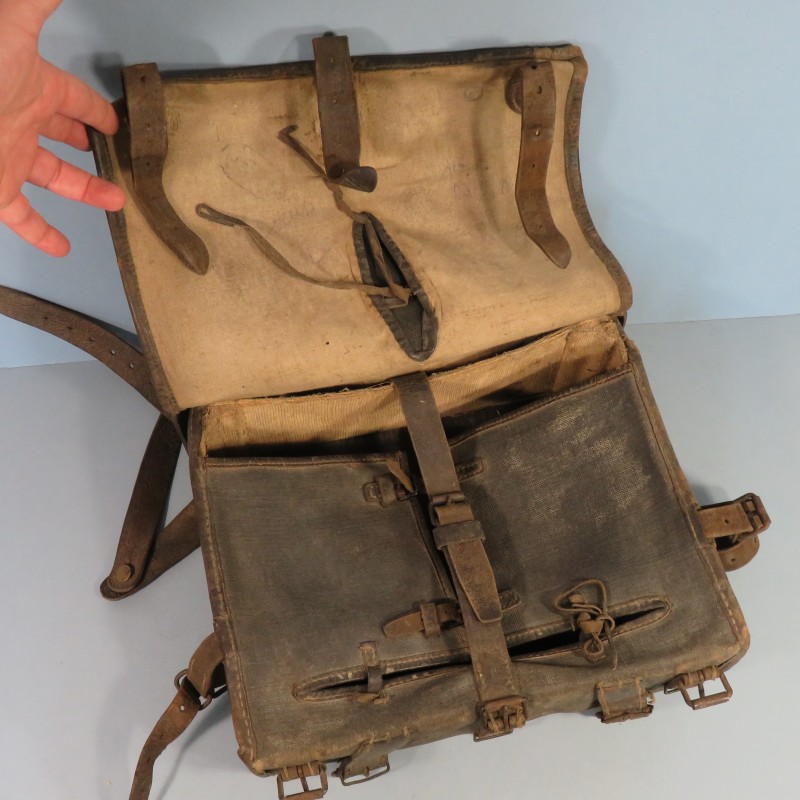 EQUIPEMENT DES POILUS SAC A DOS AS DE CARREAU MODELE 1893 1915 HAVRESAC DE COULEUR NOIR AVEC SES 5 SANGLES ET COURROIES