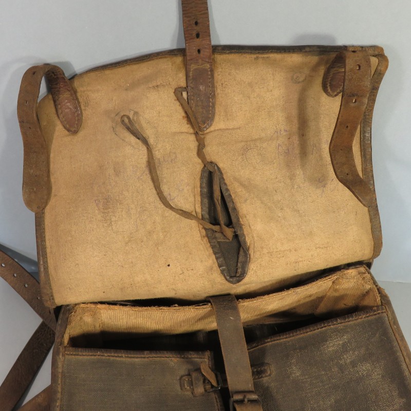 EQUIPEMENT DES POILUS SAC A DOS AS DE CARREAU MODELE 1893 1915 HAVRESAC DE COULEUR NOIR AVEC SES 5 SANGLES ET COURROIES