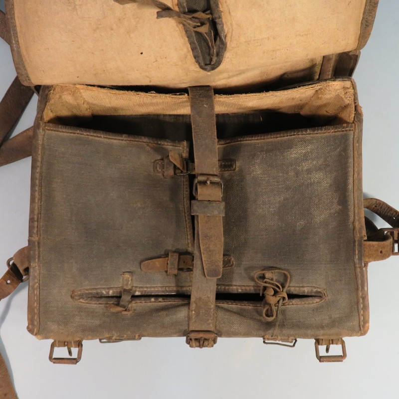 EQUIPEMENT DES POILUS SAC A DOS AS DE CARREAU MODELE 1893 1915 HAVRESAC DE COULEUR NOIR AVEC SES 5 SANGLES ET COURROIES