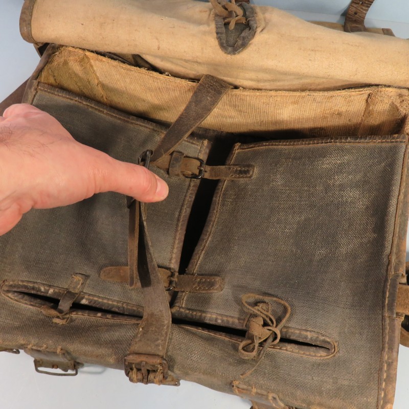 EQUIPEMENT DES POILUS SAC A DOS AS DE CARREAU MODELE 1893 1915 HAVRESAC DE COULEUR NOIR AVEC SES 5 SANGLES ET COURROIES