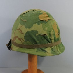CASQUE US GUERRE DU VIETNAM AVEC COUVRE CASQUE MITCHELL CASQUE USM1 ET LINER MODELE 1966 DATE 1969 ET COUVRE CASQUE 1970