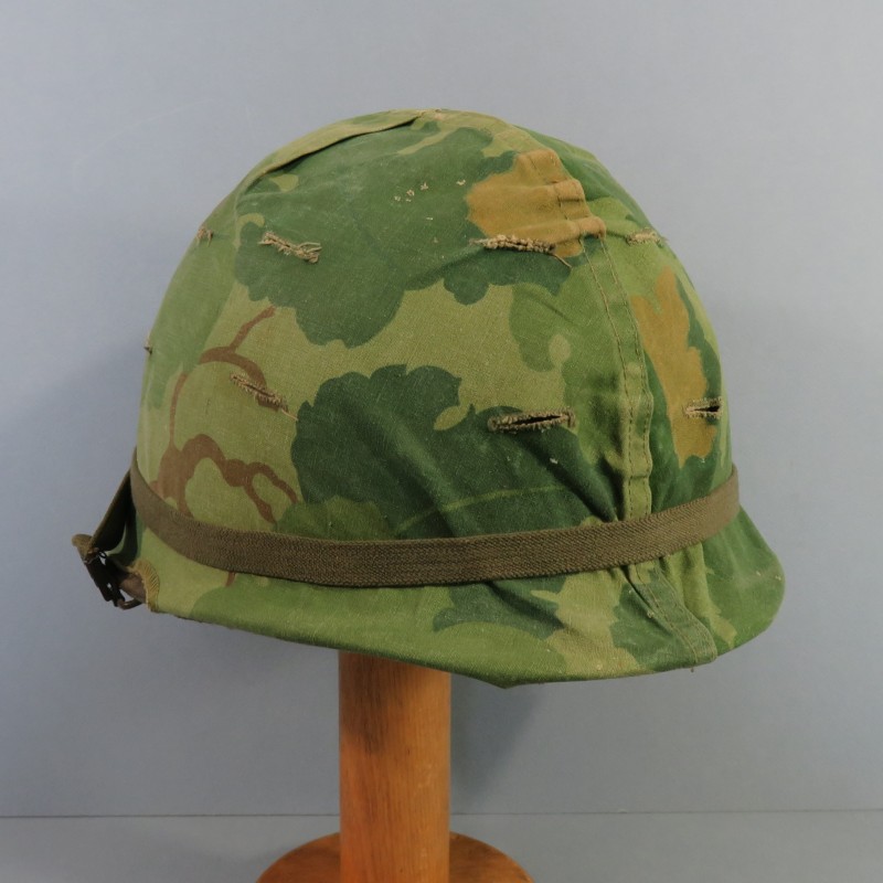 CASQUE US GUERRE DU VIETNAM AVEC COUVRE CASQUE MITCHELL CASQUE USM1 ET LINER MODELE 1966 DATE 1969 ET COUVRE CASQUE 1970