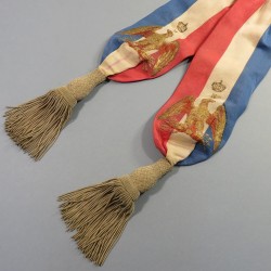 ECHARPE OU CEINTURE DE MAIRE EN MOIRE TRICOLORE AVEC AIGLES BRODES EN CANNETILLE OR AVEC N SURMONTES DE COURONNES SECOND EMPIRE