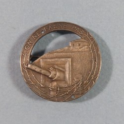 INSIGNE DE BERET DE LA LIGNE MAGINOT MODELE EMBOUTI AVEC ATTACHE EPINGLE 1930 1940 ON NE PASSE PAS