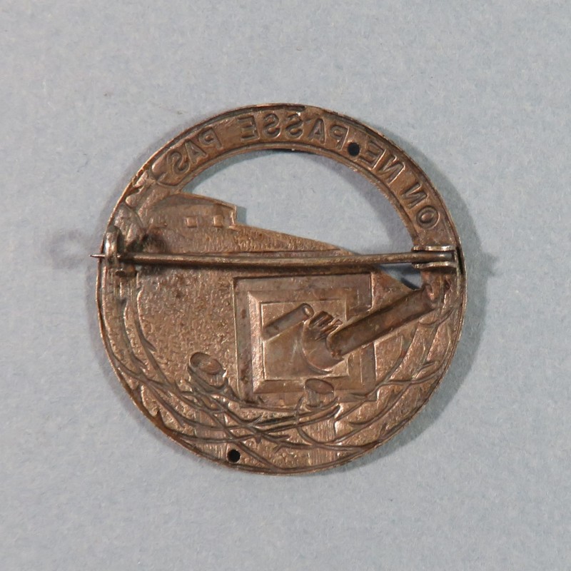 INSIGNE DE BERET DE LA LIGNE MAGINOT MODELE EMBOUTI AVEC ATTACHE EPINGLE 1930 1940 ON NE PASSE PAS