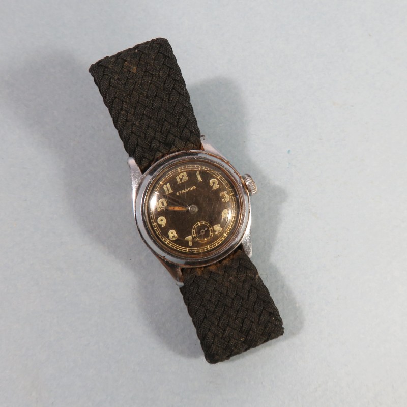 MONTRE DE TYPE MILITAIRE REGLEMENTAIRE MARQUEE ETANCHE FABRICATION DES ANNEES 1950 PETITES SECONDES BRACELET TISSU NOIR