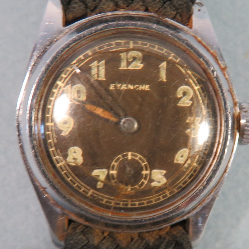 MONTRE DE TYPE MILITAIRE REGLEMENTAIRE MARQUEE ETANCHE FABRICATION DES ANNEES 1950 PETITES SECONDES BRACELET TISSU NOIR