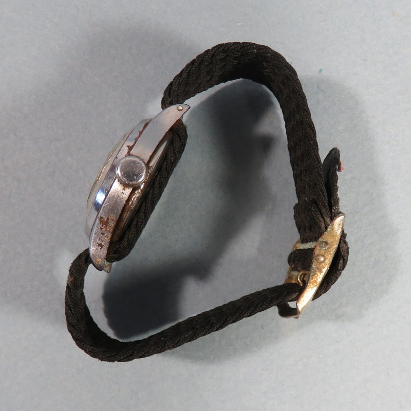 MONTRE DE TYPE MILITAIRE REGLEMENTAIRE MARQUEE ETANCHE FABRICATION DES ANNEES 1950 PETITES SECONDES BRACELET TISSU NOIR