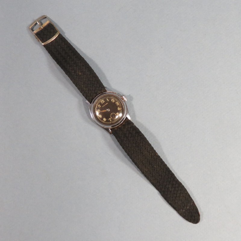 MONTRE DE TYPE MILITAIRE REGLEMENTAIRE MARQUEE ETANCHE FABRICATION DES ANNEES 1950 PETITES SECONDES BRACELET TISSU NOIR