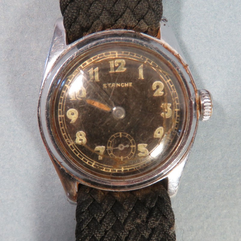 MONTRE DE TYPE MILITAIRE REGLEMENTAIRE MARQUEE ETANCHE FABRICATION DES ANNEES 1950 PETITES SECONDES BRACELET TISSU NOIR
