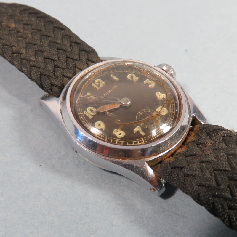 MONTRE DE TYPE MILITAIRE REGLEMENTAIRE MARQUEE ETANCHE FABRICATION DES ANNEES 1950 PETITES SECONDES BRACELET TISSU NOIR