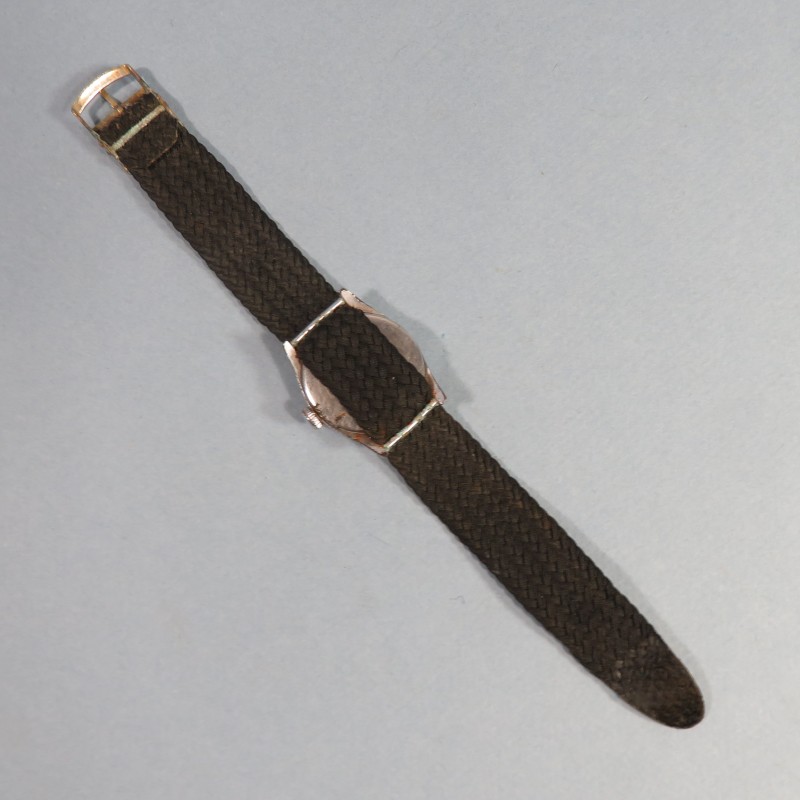 MONTRE DE TYPE MILITAIRE REGLEMENTAIRE MARQUEE ETANCHE FABRICATION DES ANNEES 1950 PETITES SECONDES BRACELET TISSU NOIR