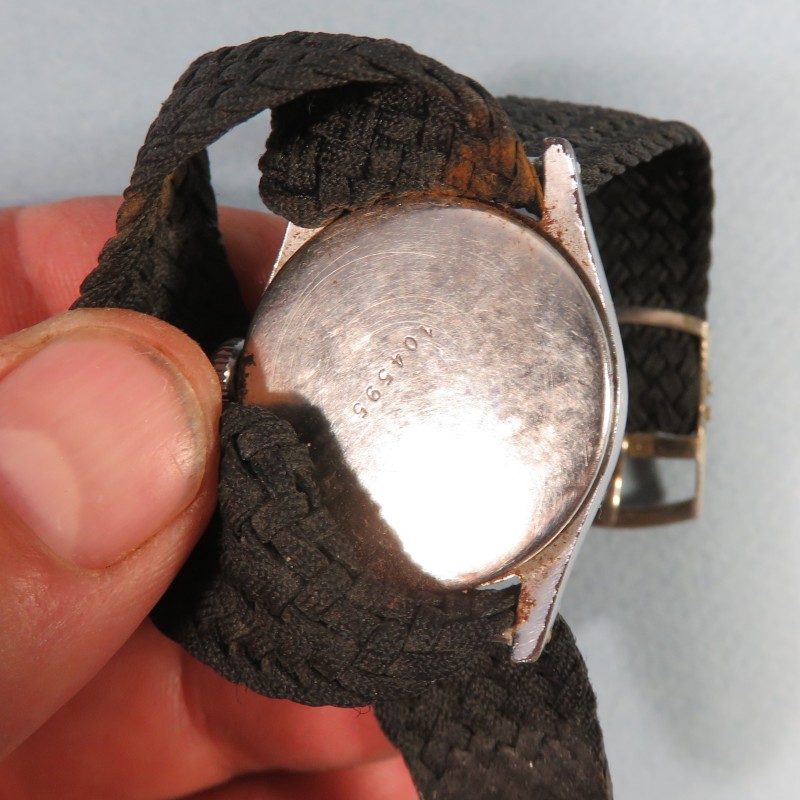 MONTRE DE TYPE MILITAIRE REGLEMENTAIRE MARQUEE ETANCHE FABRICATION DES ANNEES 1950 PETITES SECONDES BRACELET TISSU NOIR