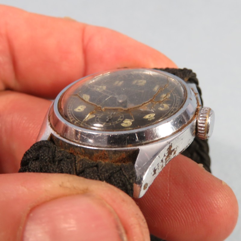 MONTRE DE TYPE MILITAIRE REGLEMENTAIRE MARQUEE ETANCHE FABRICATION DES ANNEES 1950 PETITES SECONDES BRACELET TISSU NOIR