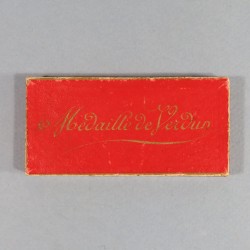 FRANCE MEDAILLE DE LA BATAILLE DE VERDUN ON NE PASSE PAS 21 FEVRIER 1916 PAR VERNIER BELLIERE A BOULE DANS SA BOITE ATTRIBUEE