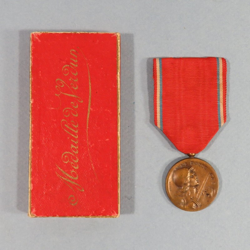 FRANCE MEDAILLE DE LA BATAILLE DE VERDUN ON NE PASSE PAS 21 FEVRIER 1916 PAR VERNIER BELLIERE A BOULE DANS SA BOITE ATTRIBUEE