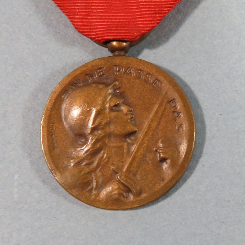FRANCE MEDAILLE DE LA BATAILLE DE VERDUN ON NE PASSE PAS 21 FEVRIER 1916 PAR VERNIER BELLIERE A BOULE DANS SA BOITE ATTRIBUEE