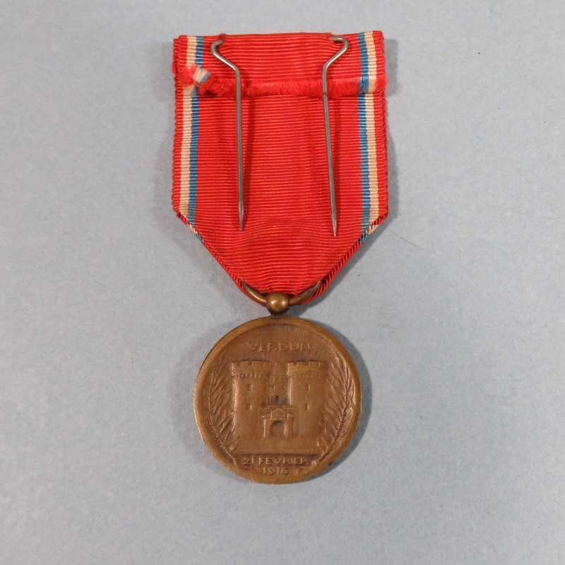 FRANCE MEDAILLE DE LA BATAILLE DE VERDUN ON NE PASSE PAS 21 FEVRIER 1916 PAR VERNIER BELLIERE A BOULE DANS SA BOITE ATTRIBUEE