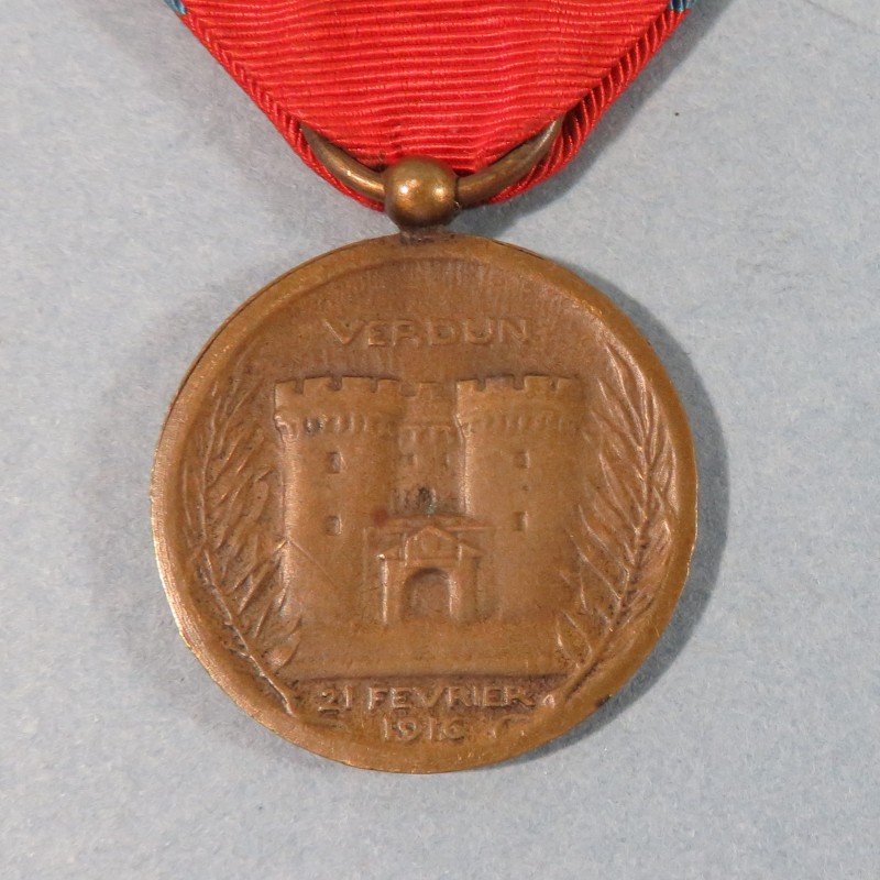 FRANCE MEDAILLE DE LA BATAILLE DE VERDUN ON NE PASSE PAS 21 FEVRIER 1916 PAR VERNIER BELLIERE A BOULE DANS SA BOITE ATTRIBUEE