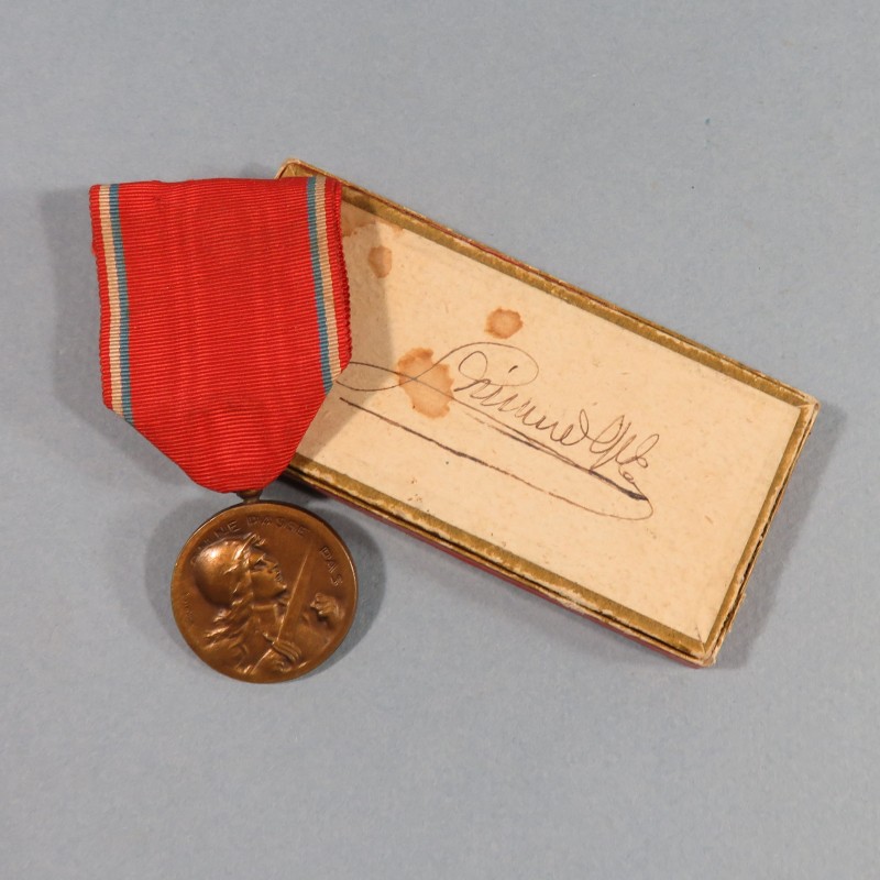 FRANCE MEDAILLE DE LA BATAILLE DE VERDUN ON NE PASSE PAS 21 FEVRIER 1916 PAR VERNIER BELLIERE A BOULE DANS SA BOITE ATTRIBUEE