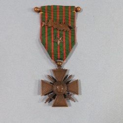 CROIX DE GUERRE 1914-1915 AVEC 1 PALME ET UNE ETOILE POUR CITATION A L'ORDRE DE L'ARMEE ET DU REGIMENT WAR CROSS 1914 1918