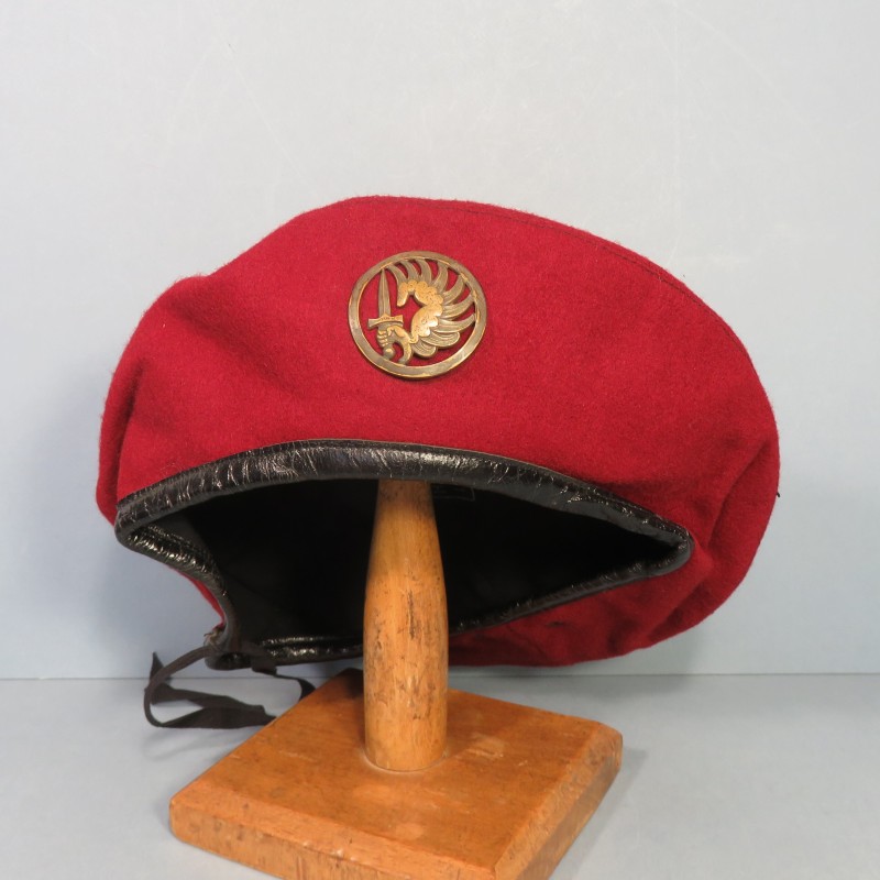 BERET ROUGE ANNEES MODELE 1947 1950 PARACHUTISTES COLONIAUX TAP INDOCHINE FABRICATION EN 3 PARTIES
