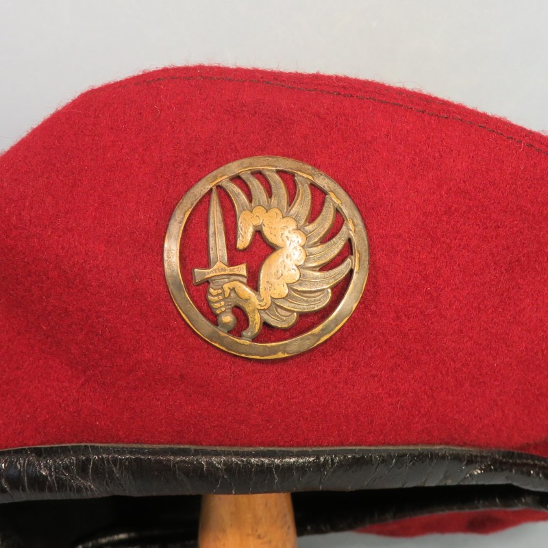 BERET ROUGE ANNEES MODELE 1947 1950 PARACHUTISTES COLONIAUX TAP INDOCHINE FABRICATION EN 3 PARTIES
