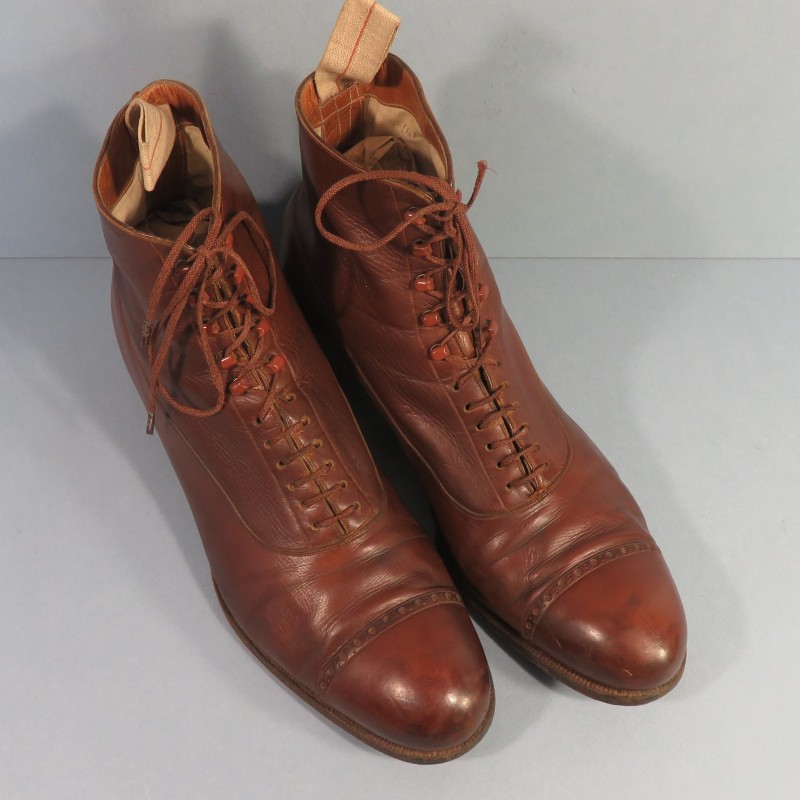 PAIRE DE CHAUSSURES OU BOTTINES EN CUIR VERNIS MARRON POUR OFFICIERS MODELE CIVIL 1900 1914 1931