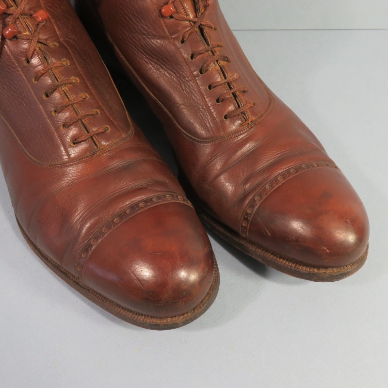 PAIRE DE CHAUSSURES OU BOTTINES EN CUIR VERNIS MARRON POUR OFFICIERS MODELE CIVIL 1900 1914 1931