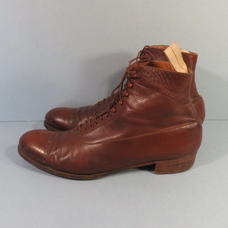 PAIRE DE CHAUSSURES OU BOTTINES EN CUIR VERNIS MARRON POUR OFFICIERS MODELE CIVIL 1900 1914 1931