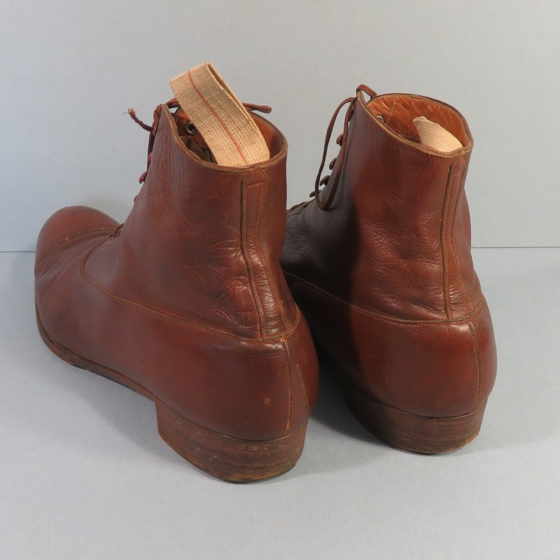 PAIRE DE CHAUSSURES OU BOTTINES EN CUIR VERNIS MARRON POUR OFFICIERS MODELE CIVIL 1900 1914 1931