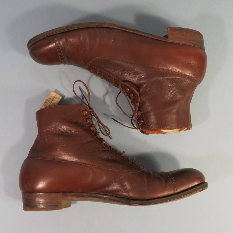 PAIRE DE CHAUSSURES OU BOTTINES EN CUIR VERNIS MARRON POUR OFFICIERS MODELE CIVIL 1900 1914 1931