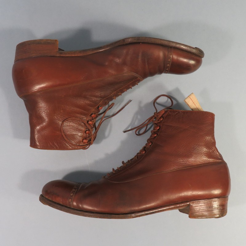 PAIRE DE CHAUSSURES OU BOTTINES EN CUIR VERNIS MARRON POUR OFFICIERS MODELE CIVIL 1900 1914 1931