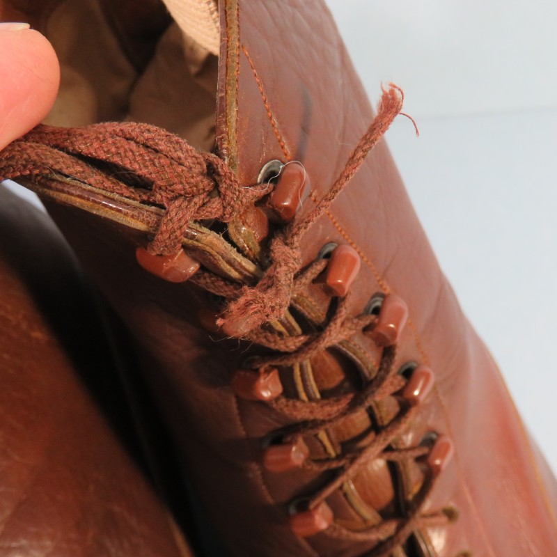 PAIRE DE CHAUSSURES OU BOTTINES EN CUIR VERNIS MARRON POUR OFFICIERS MODELE CIVIL 1900 1914 1931
