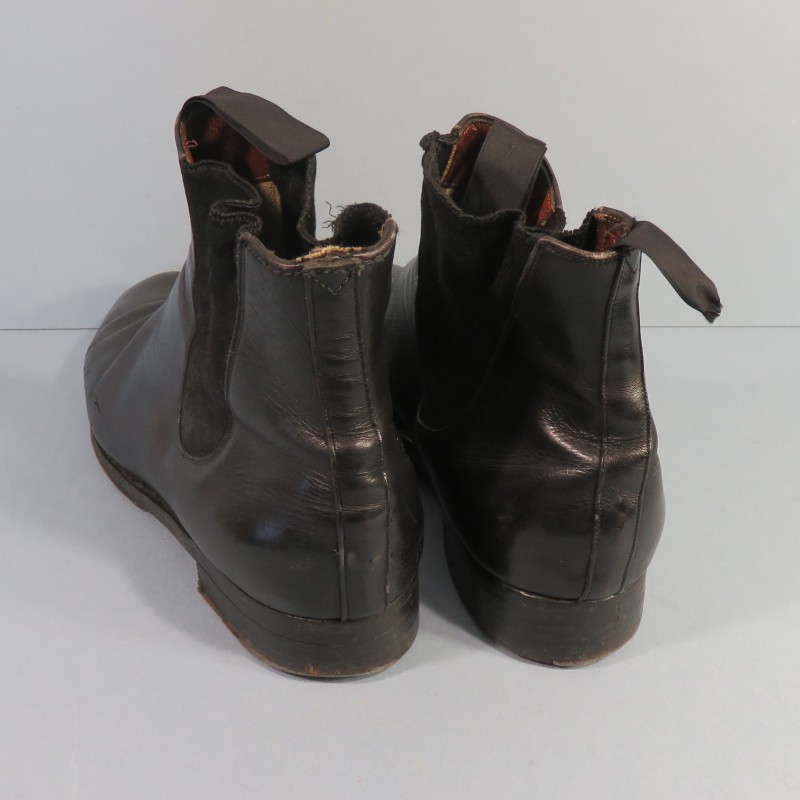 PAIRE DE CHAUSSURES OU BOTTINES REGLEMENTAIRE EN CUIR NOIR POUR OFFICIERS MODELE 1914 1931 TENUE 1931 ET SECONDE GUERRE