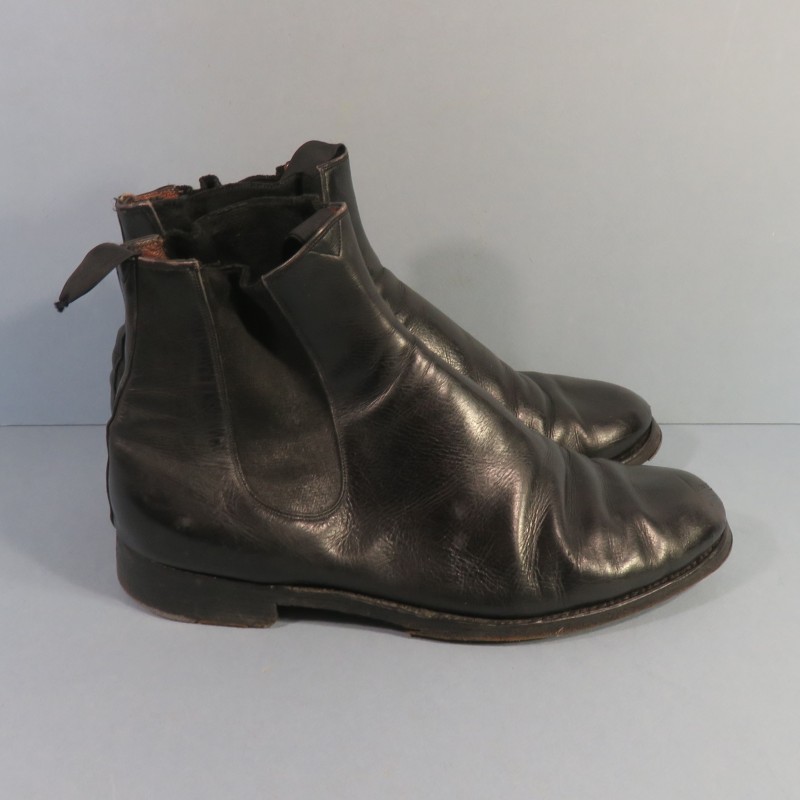 PAIRE DE CHAUSSURES OU BOTTINES REGLEMENTAIRE EN CUIR NOIR POUR OFFICIERS MODELE 1914 1931 TENUE 1931 ET SECONDE GUERRE