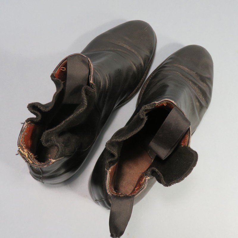 PAIRE DE CHAUSSURES OU BOTTINES REGLEMENTAIRE EN CUIR NOIR POUR OFFICIERS MODELE 1914 1931 TENUE 1931 ET SECONDE GUERRE
